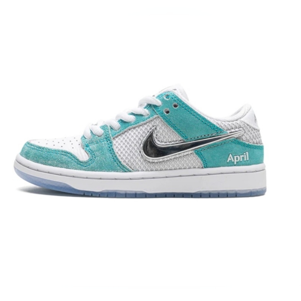 NWT! Kids Size 13c  Nike SB Dunk LowApril Skateboards (PS)